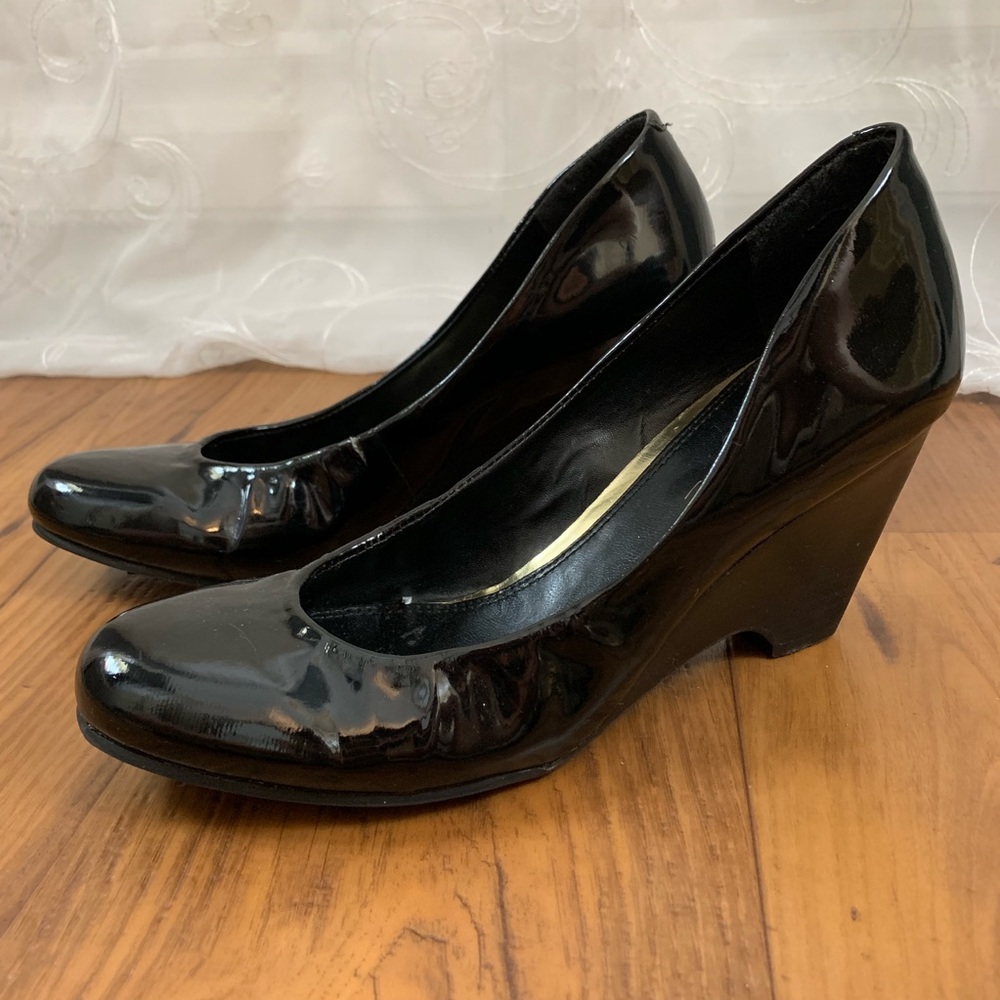 Black wedges